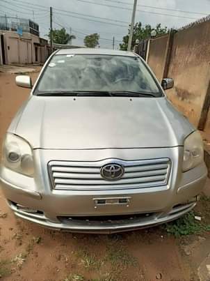 A picture of 2005 Toyota Avensis..... engine issue Le