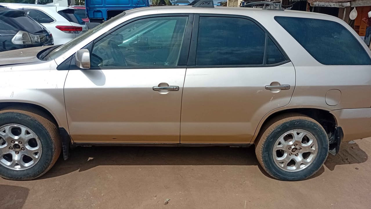 A picture of Acura mdx 03