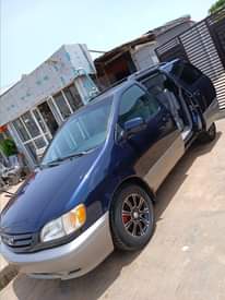 A picture of 2002 toyota sienna