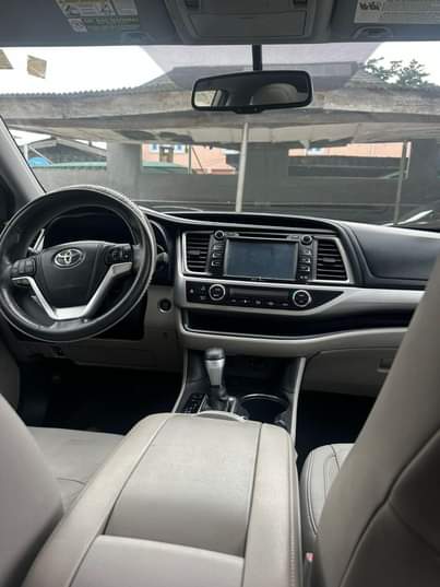 A picture of 2015 Toyota Highlander XLE registered thumbstart 3 rows of seats