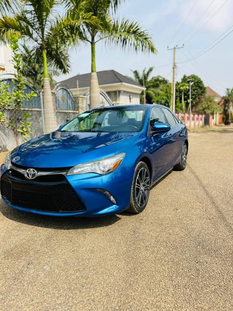 A picture of 2016 Toyota camry se