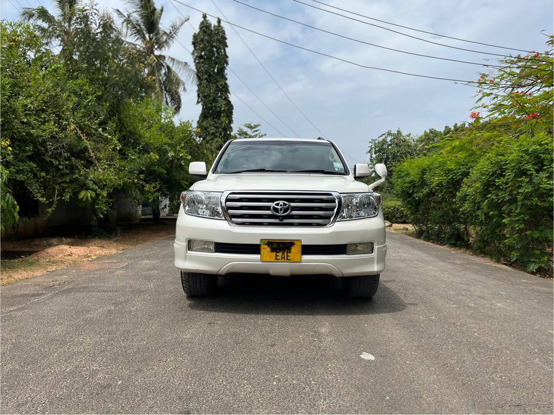 A picture of Price bei 115ml negotiable 2557 69617116 Landcruiser 200 series Year