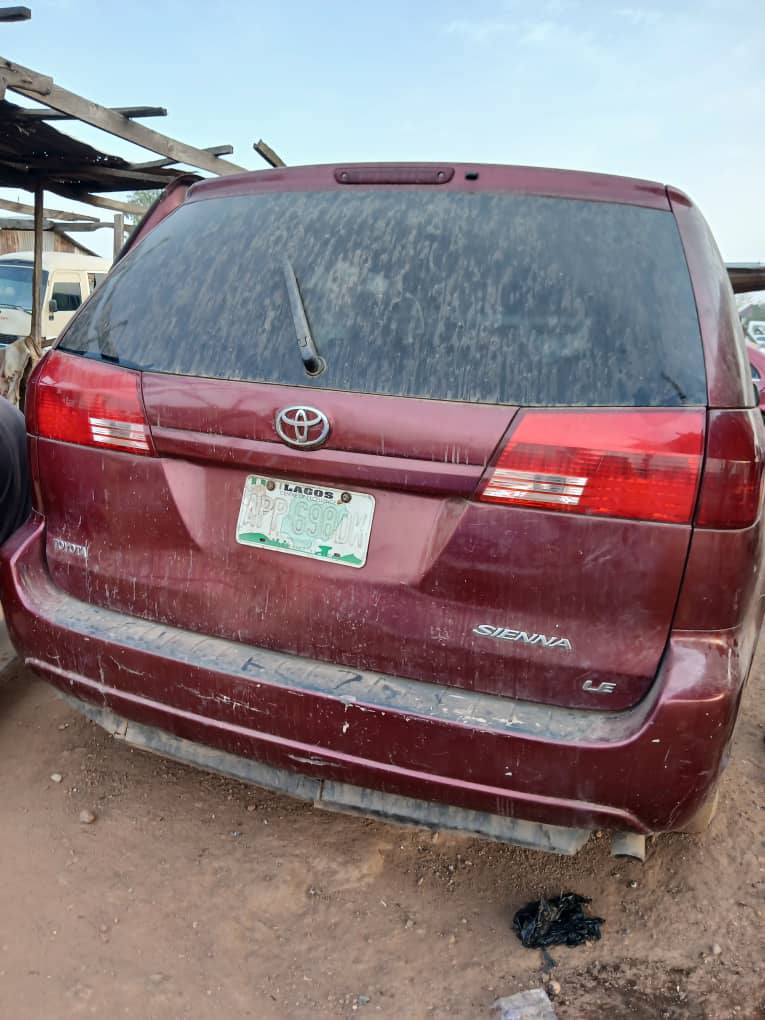 A picture of 04 Sienna