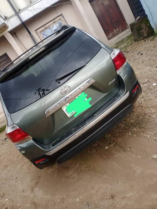 A picture of Clean Toyota Highlander 20 3 model on distress sale buy