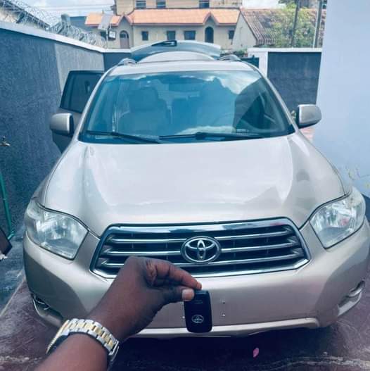 A picture of Toyota HIGHLANDER 2008