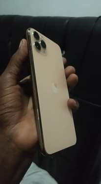 A picture of IPhone 11 pro max mchaw krek na rock tu