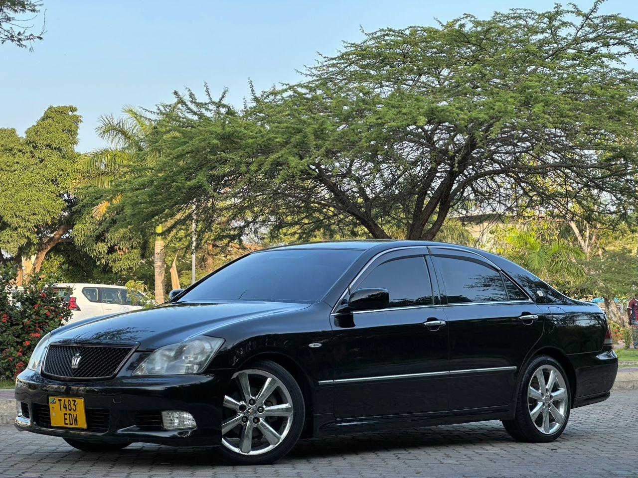 A picture of Crown namba E zipo mbili mil 14 9 tu