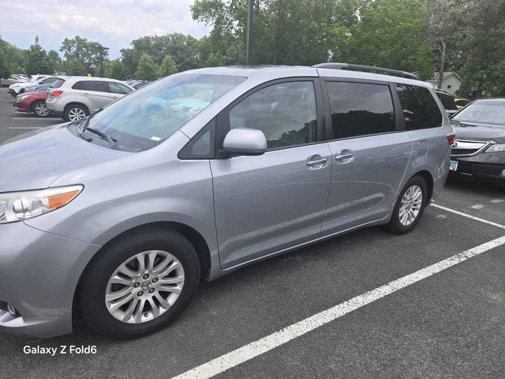 A picture of Toyota Sienna XLE 2015