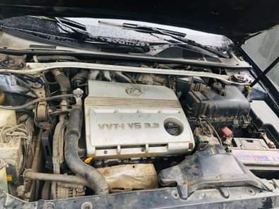 A picture of ES Lexus 330 up for sale and everything is working