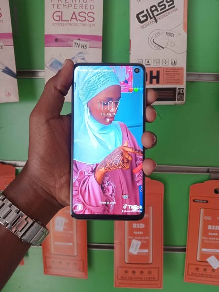 A picture of Samsung s10