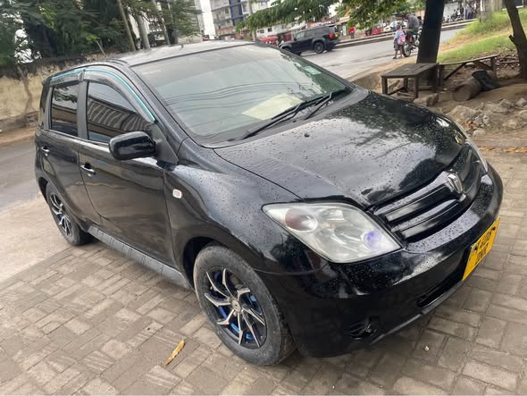 A picture of TOYOTA IST BLACK COLOUR YEAR 2004 FULL AC GARI HAINA
