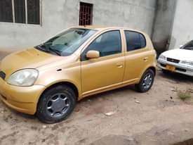 A picture of Vitz old model Bei 5.5M Full documents 0713020919 Gari nzuri