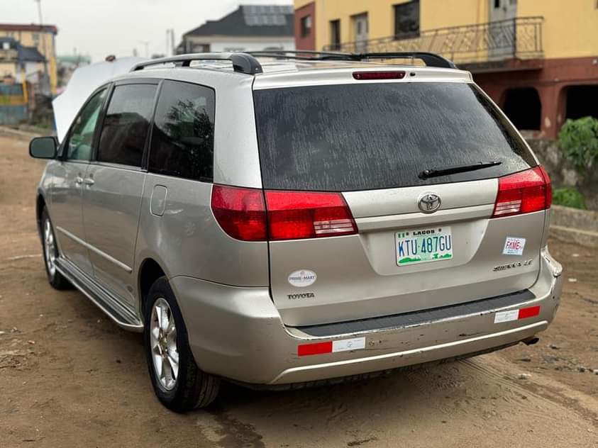 A picture of Neatly used Toyota Sienna complete first body Tokunbo standard Grade