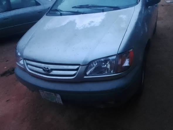 A picture of First body Toyota sienna