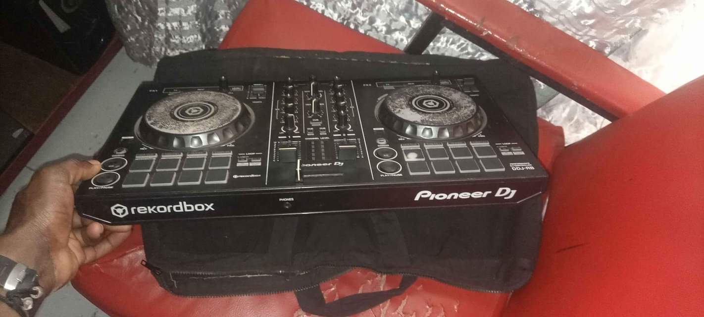 A picture of PIONEER DDJ RB RECORD BOX