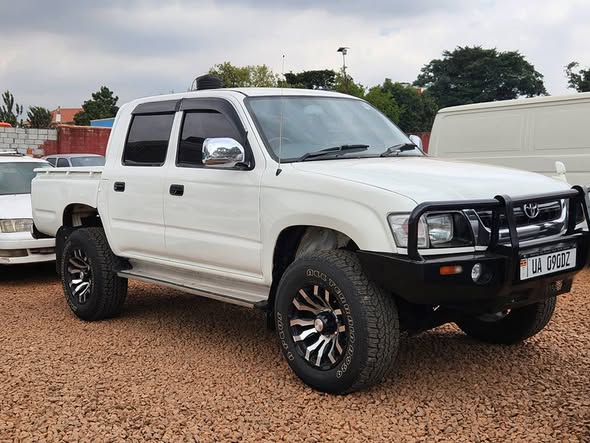 A picture of HILLUX DOUBLE CABIN 2001 MODEL PICKUP