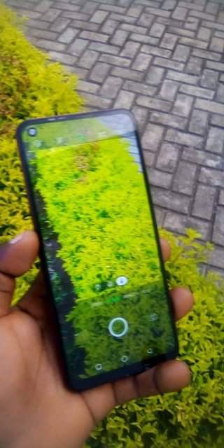 A picture of Infinix S5 gb64 ram4 inacrak kwenye kioo ila inafanya kazi
