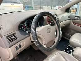 A picture of REGISTERED 2005 TOYOTA SIENNA XLE Barley Used First body Leather