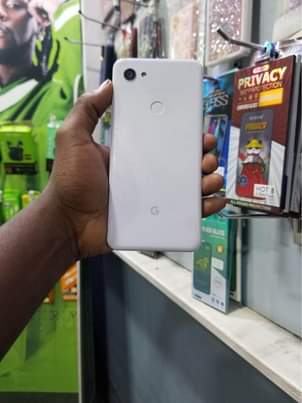 A picture of Google pixcel 3axl Gb 64 nipe 180k tu kamera kinanda