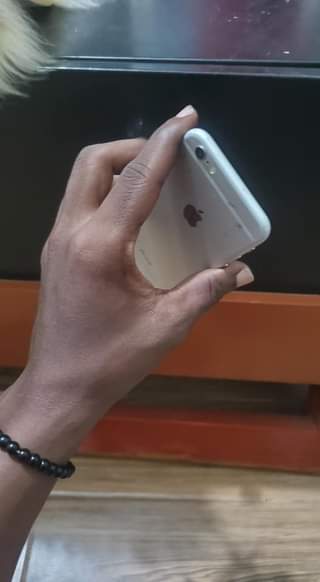 A picture of I phone 6 plain