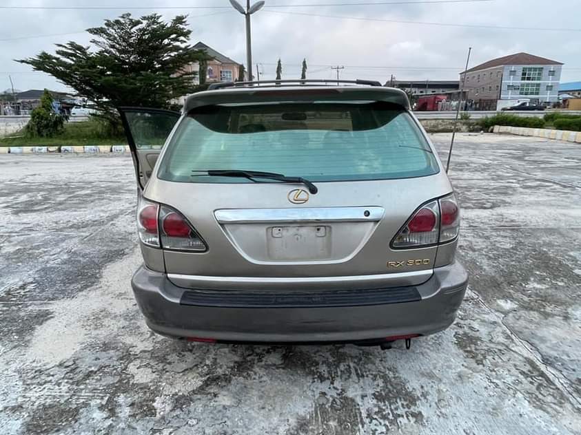 A picture of Few months registered 2003 Rx300 pure first body Tokunbo standard