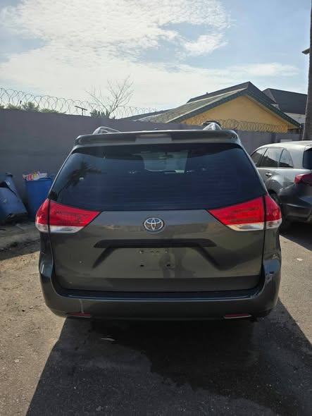 A picture of Toyota Sienna 012