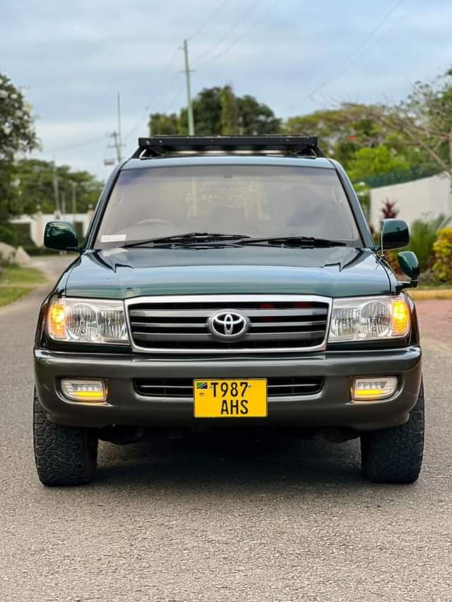 A picture of Toyota landcriuser 100 series for sale