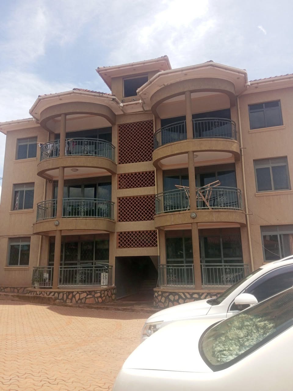 A picture of 3 bedrooms and sitting room for rent