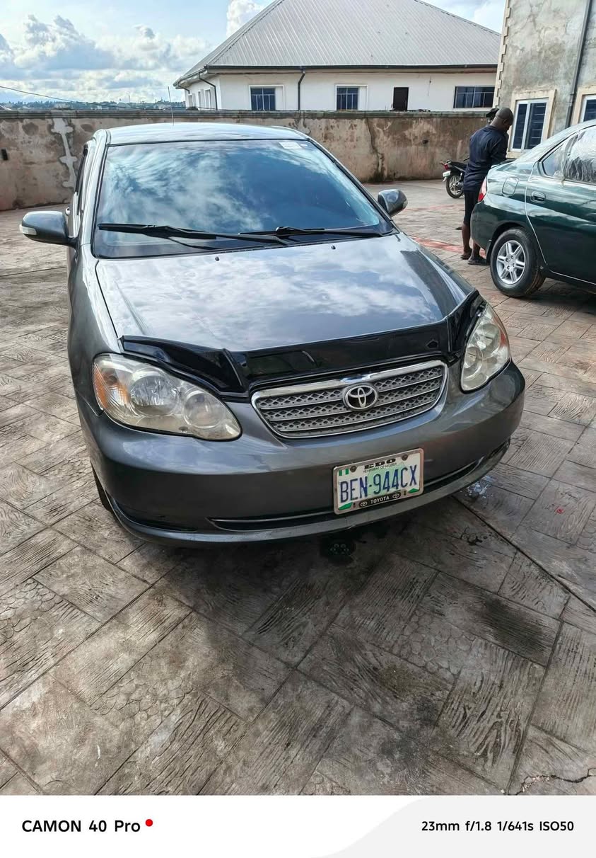 A picture of Toyota Corolla LE 05