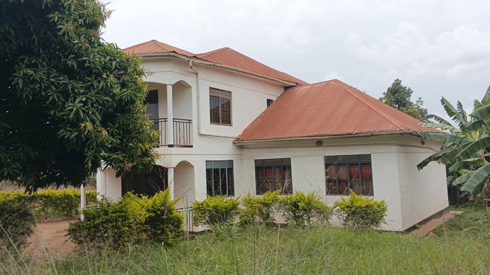 A picture of Quick deal Flat house of 6 bedrooms on plus garage