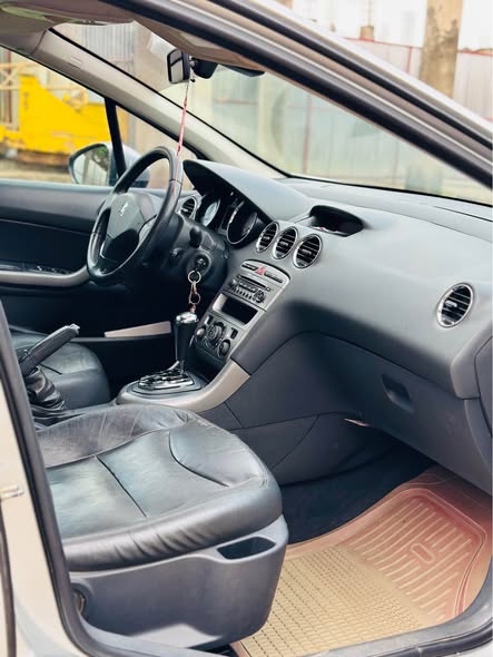 A picture of PEUGEOT 408 2014 1st body