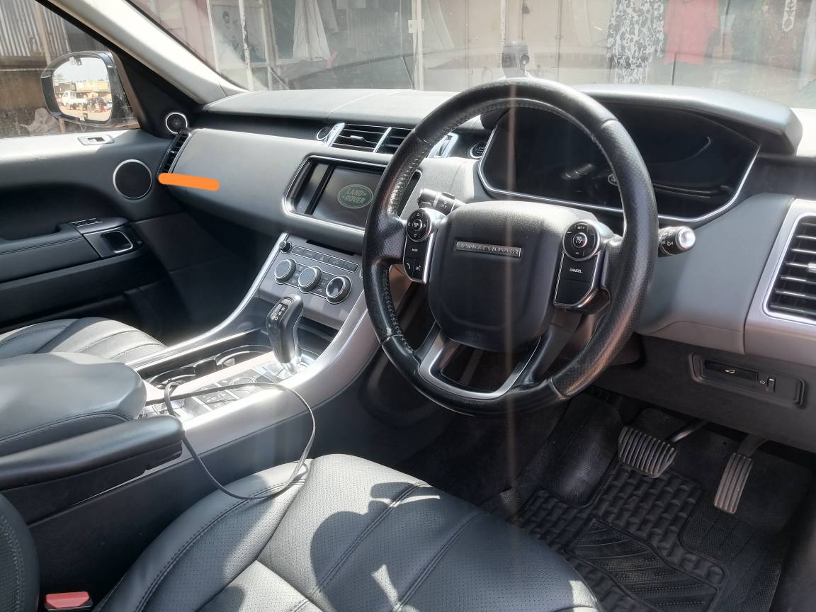 A picture of Range rover sport model 2015 diesel engine