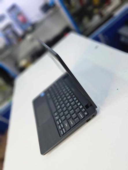 A picture of Acer travel mate b 117 series