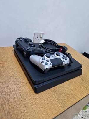 A picture of Ps4 slim Uk version