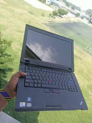 A picture of Lenovo core 2duo Ram 4gb hdd 320gb procesor 2.00ghz chaji