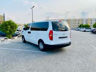 A picture of Hyundai H1 Model 2016 Full automatic Gcc Van 2Key km156000