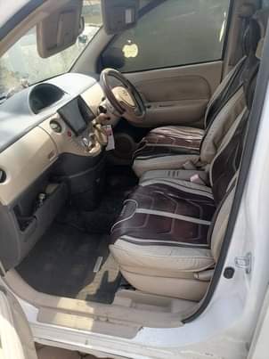 A picture of toyota sienta 2007