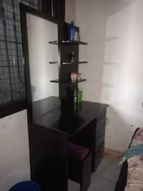 A picture of Dress table nauza 270k 0767294141