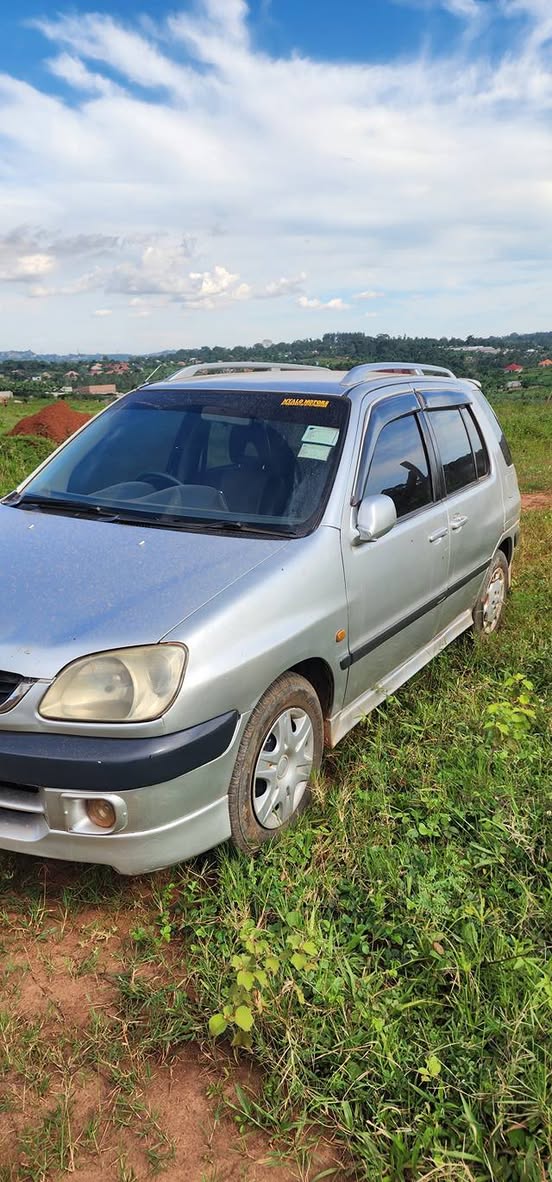 A picture of Toyota raum 2001