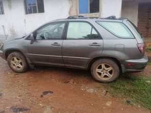 A picture of Lexus Rx300 engine gear Ac chilling extremely clean buy and