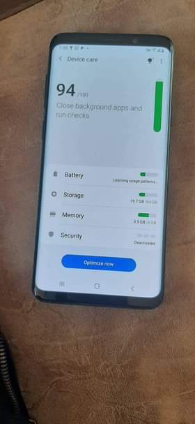 A picture of Samsung S9 plus 64gb and 6ram no crack no dot