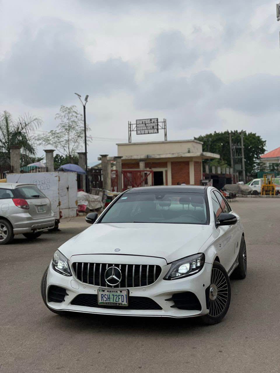 A picture of DISTRESS 2015 MERCEDES BENZ C300