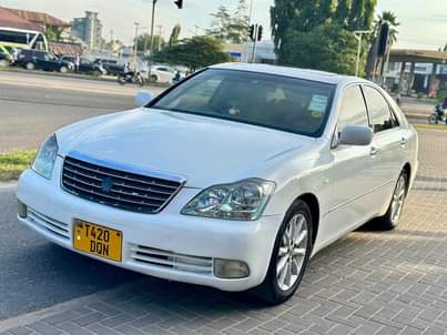A picture of TOYOTA CROWN