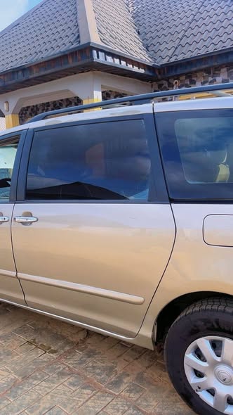 A picture of very clean Toyota sienna 2006 model just oven baked ones