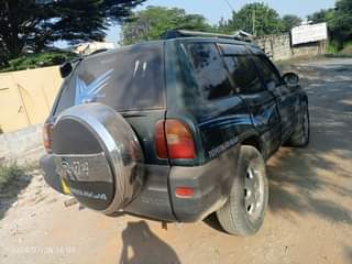 A picture of Toyota rav4 old inauzwa 12million