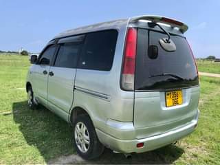 A picture of TOYOTA NOAH