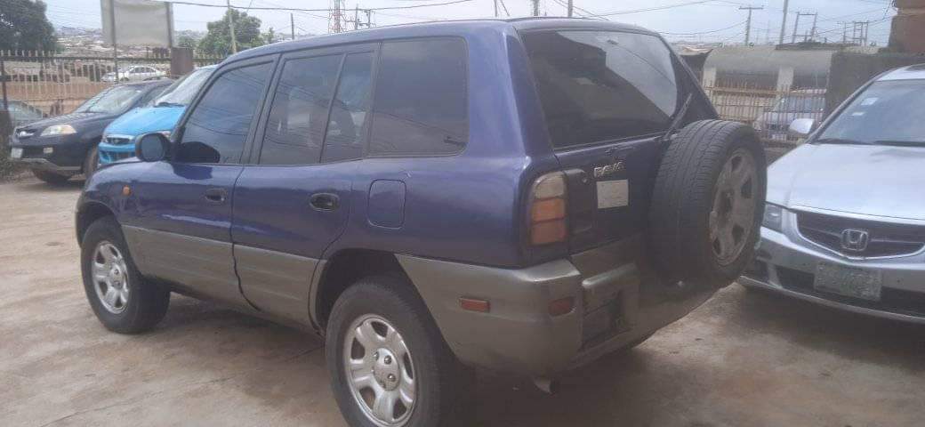 A picture of Toyota RAV4 2000 model
