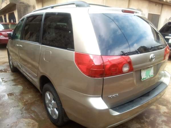 A picture of Toyota Sienna 07 Buy and drive Location Ota Price 5