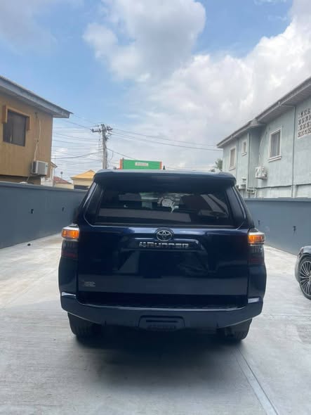 A picture of Toyota 4runner 2015 toks