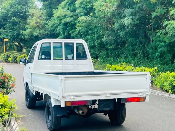 A picture of PRICE BEI 18 8 M DYT TOYOTA TOWN ACE 0684528146